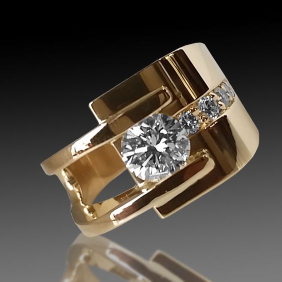 Irregular Vintage Zirconia Ring in Gold
