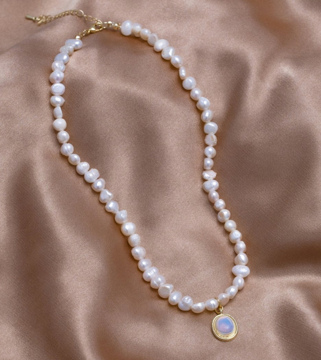 Pearly Necklace with Moonstone in Gold