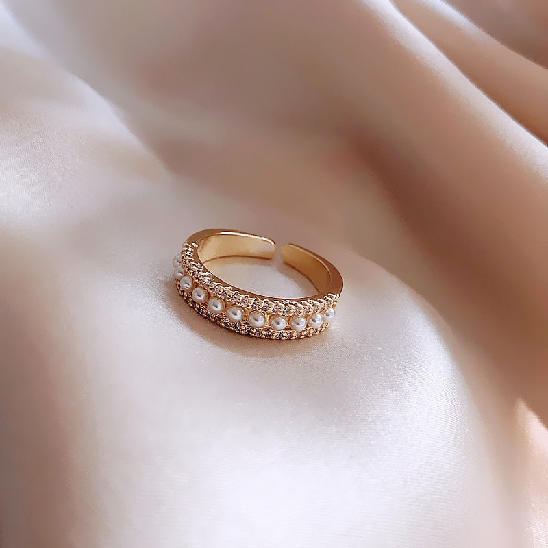Luxe Ring in Gold and Pearls