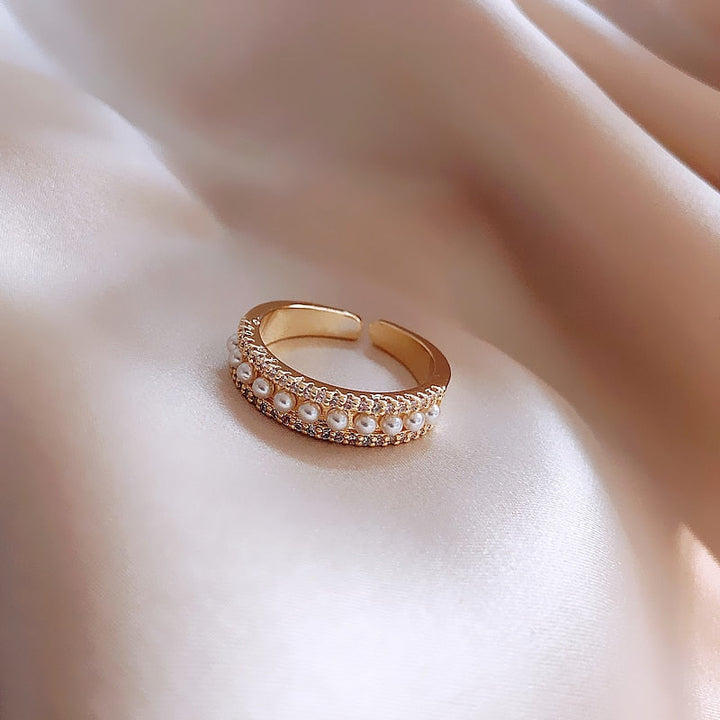 Luxe Ring in Gold and Pearls