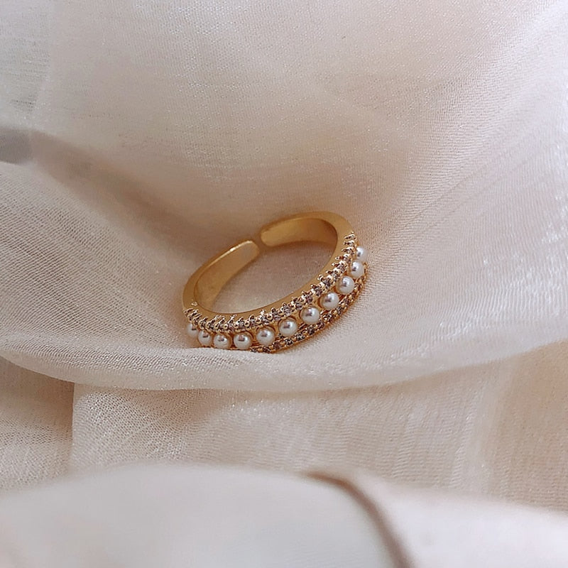 Luxe Ring in Gold and Pearls