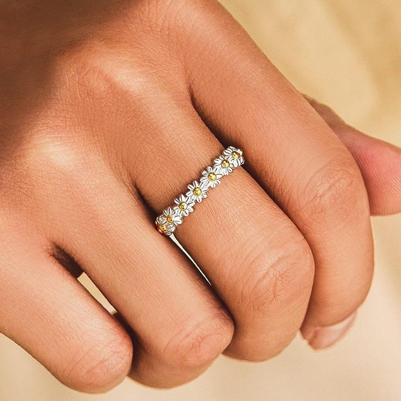 Adjustable Silvar Ring with Daisy
