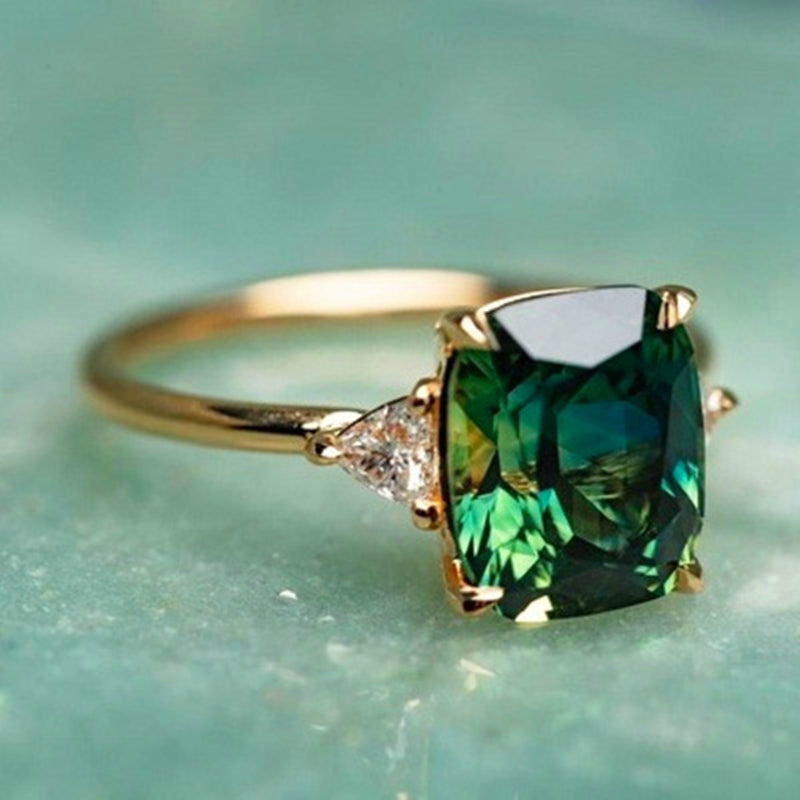 Rind with green zircon in gold