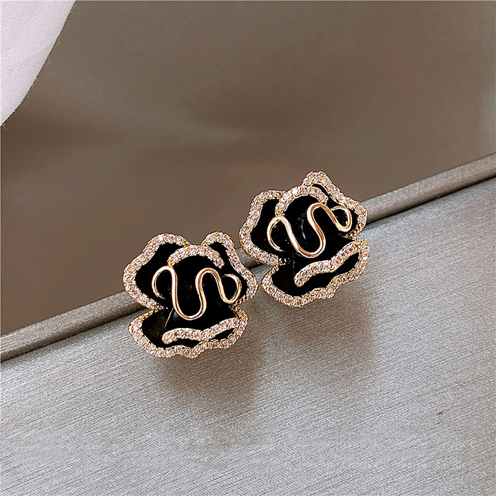 Elegant Black Lotis Earrings in Gold
