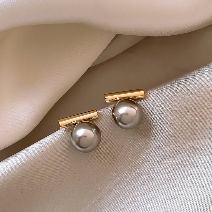 Elegent Dark Pearl Earrings in Gold