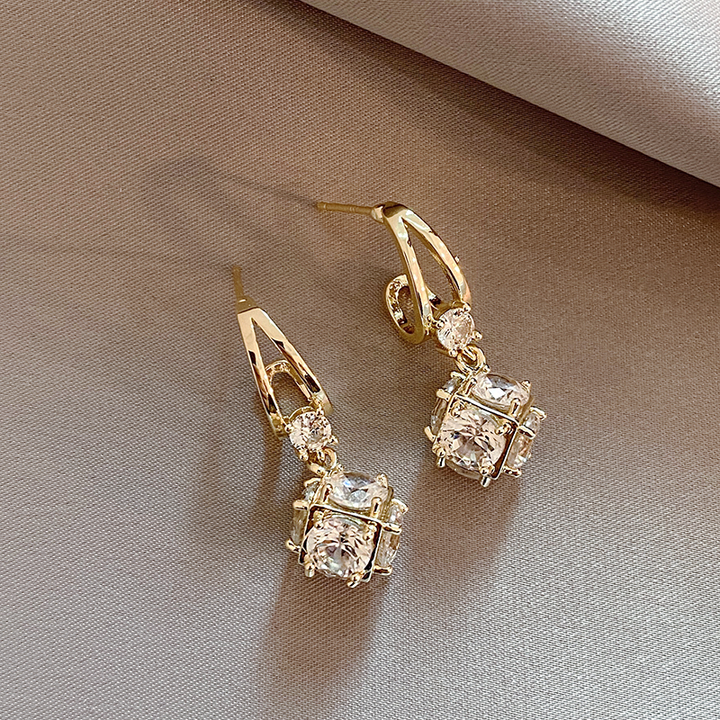 Elegent Cubic Zirconium Earrings in Gold
