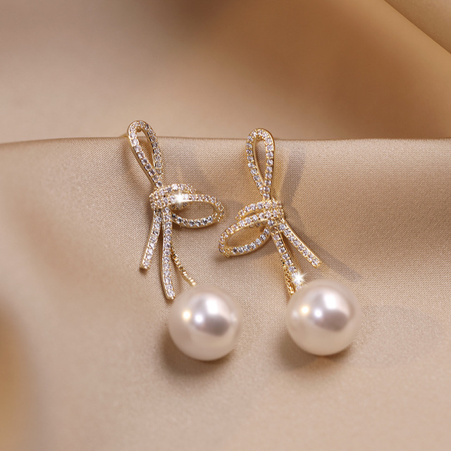 Pearly Earrings with Shiny Bow in Gold