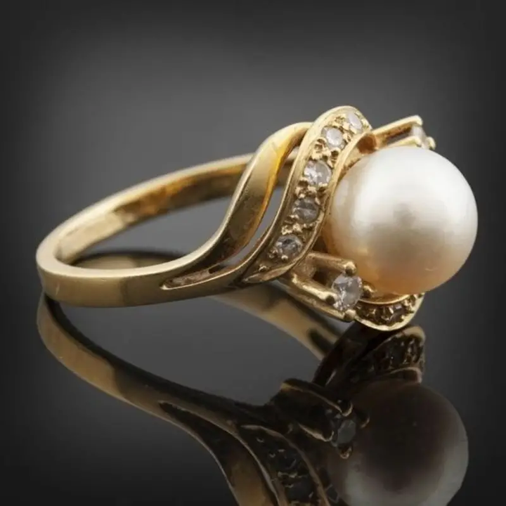 Elegent Ring with Pearl and Brilliant Gold