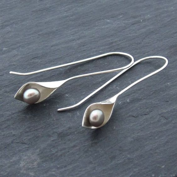 Vintaje Silver Pearl Dangling Earrings