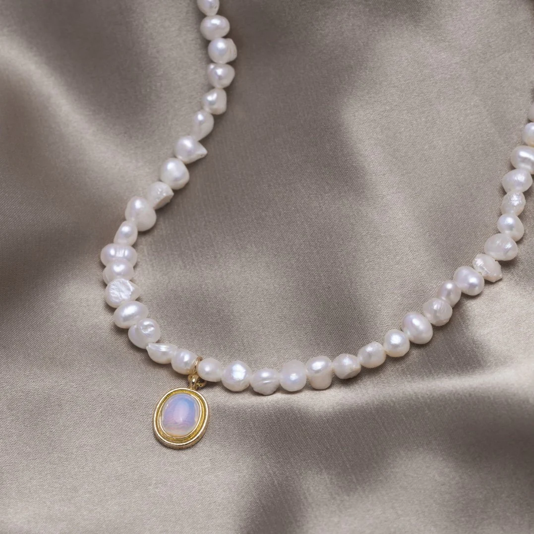 Pearly Necklace with Moonstone in Gold